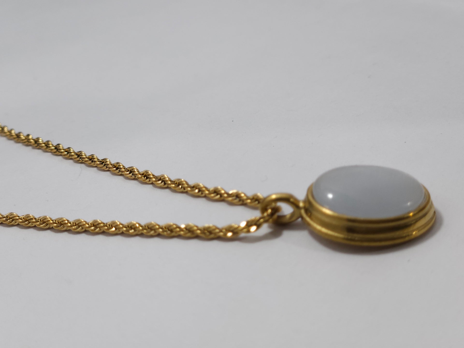 Anti-Tarnish Gold Oval Stone Pendant Necklace